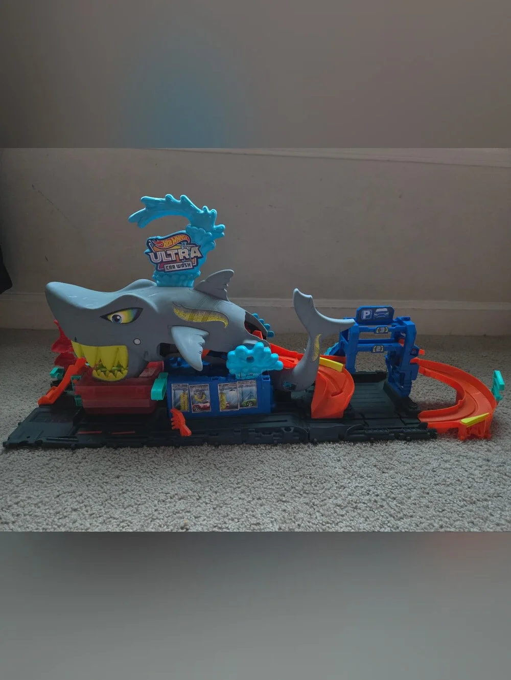 Hot Wheels City Ultra Shark Car Wash